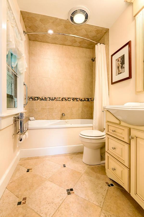 Howarth House Bed And Breakfast フィッチバーグ エクステリア 写真